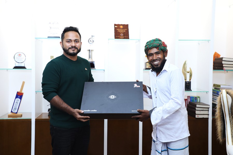 শখের ফটোগ্রাফার সেই রিকশাচালককে পুরস্কৃত করলো ওয়ালটন