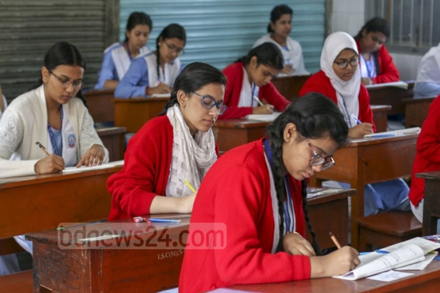 ২০২০ সালে এই শিক্ষার্থীরা ক্লাসে বসে দিয়েছিল এসএসসি পরীক্ষা; তারা এখন দ্বাদশ শ্রেণিতে উঠলেও আর ক্লাসে বসতে পারেনি মহামারীর কারণে। ফাইল ছবি