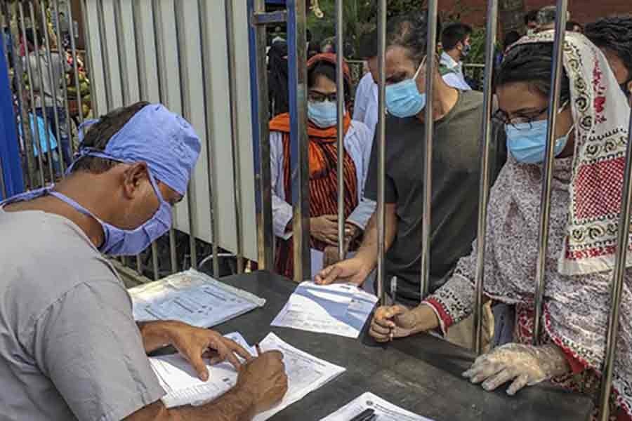 করোনাভাইরাসের সংক্রমণ বাড়তে থাকায় বুধবার রাজধানীর সোহরাওয়ার্দী মেডিকেল কলেজ হাসপাতালে কোভিড-১৯ নমুনা পরীক্ষা করাতে আসা মানুষের ভিড়। ছবি: বিডিনিউজ টোয়েন্টিফোর ডটকম