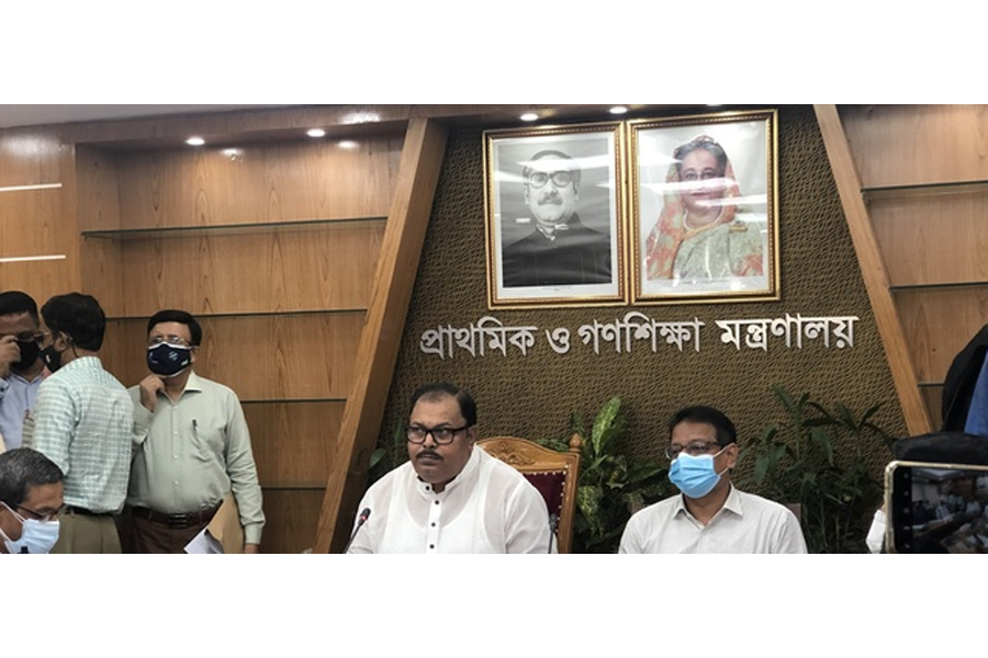 সংবাদ সম্মেলনে প্রাথমিক ও গণশিক্ষা মন্ত্রণালয়ের প্রতিমন্ত্রী জাকির হোসেনের পাশে সচিব গোলাম মো. হাসিবুল আলম।