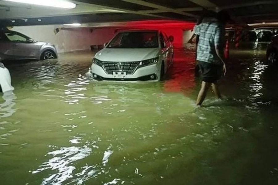 মোংলায় জাহাজে ‘ছিদ্র’, আমদানি করা গাড়ির ডেকে পানি