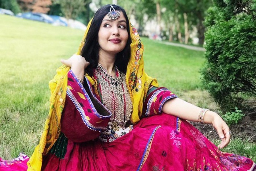 জমকালো লেহেঙ্গা পরে মাথায় টিকলি দিয়ে নিজের ছবি পোস্ট করে আন্দোলনে সামিল হয়েছেন স্পোজমে মাসীদ। ছবি: টুইটার