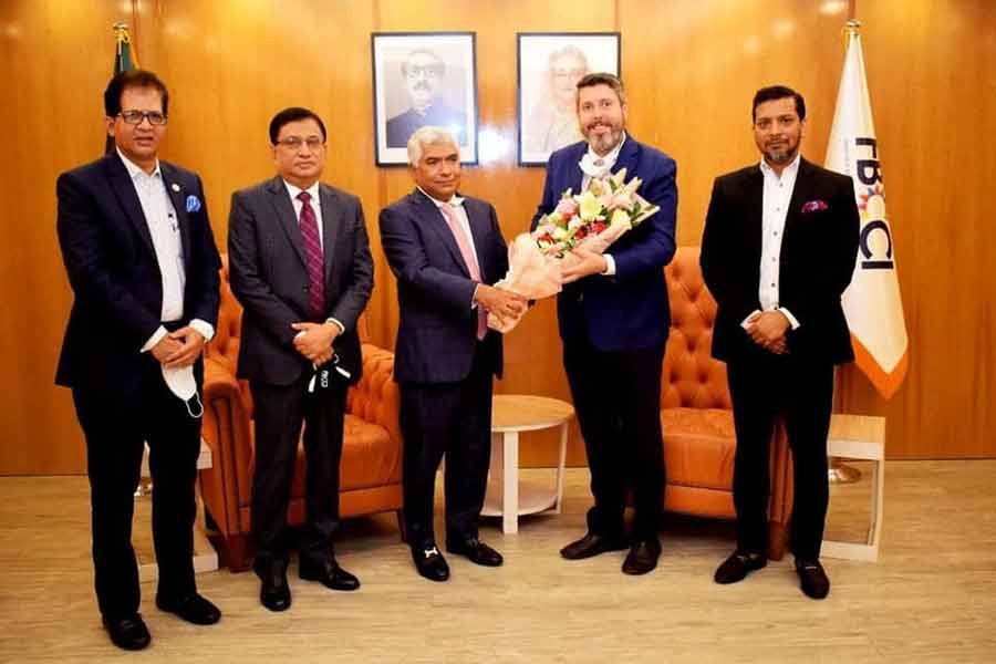 মঙ্গলবার দুপুরে ফেডারেশন ভবনে বাংলাদেশে নিযুক্ত কসোভোর রাষ্ট্রদূত গুনার ইউরিয়াকে ফুল দিয়ে স্বাগত জানান এফবিসিসি্আই সভাপতি জনাব মোঃ জসিম উদ্দিন। ছবি: ফেসবুক থেকে নেওয়া।