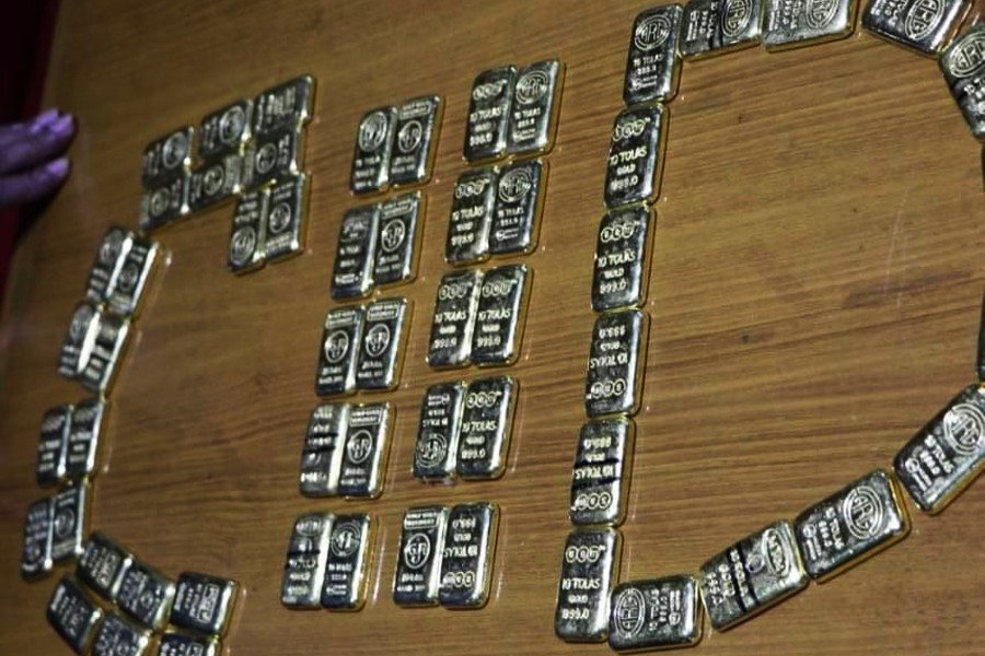 বাস চালকের আসনের নিচে মিলল পৌনে ৭ কেজি সোনা