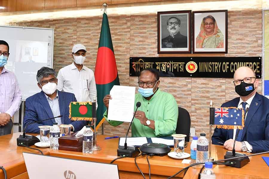 বুধবার সচিবালয়ে বাণিজ্য মন্ত্রণালয়ে এক ভার্চুয়াল অনুষ্ঠানে বাংলাদেশ ও অষ্ট্রেলিয়ার মধ্যে ট্রেড অ্যান্ড ইনভেষ্টমেন্ট ফ্রেমওয়ার্ক অ্যারেঞ্জমেন্ট স্বাক্ষরিত হয়। ছবি: পিআইডি।
