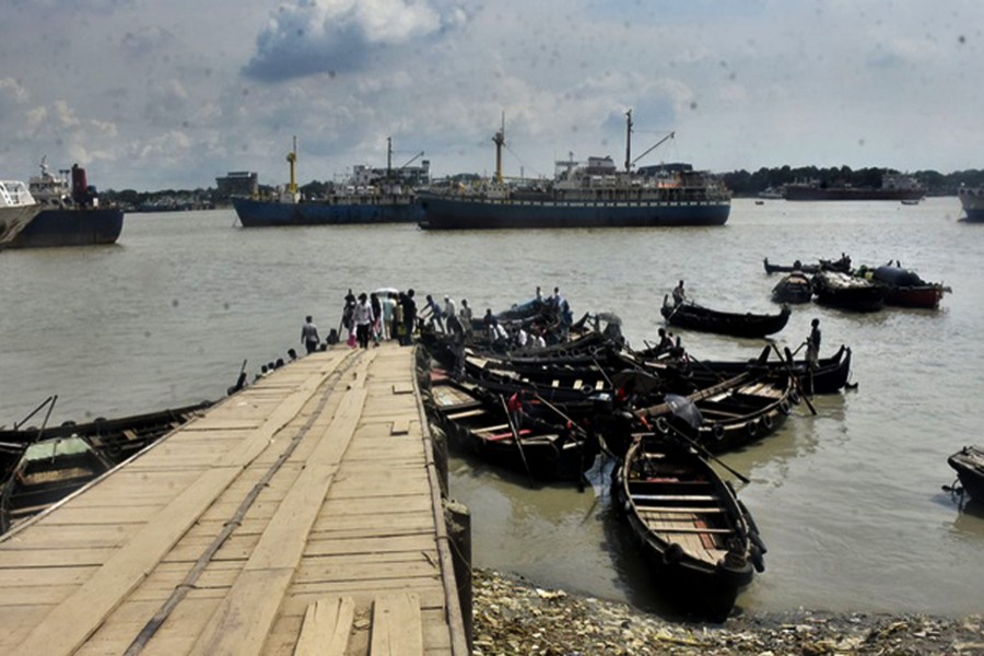 কর্ণফুলীর সাম্পানওয়ালারা ধর্মঘটে
