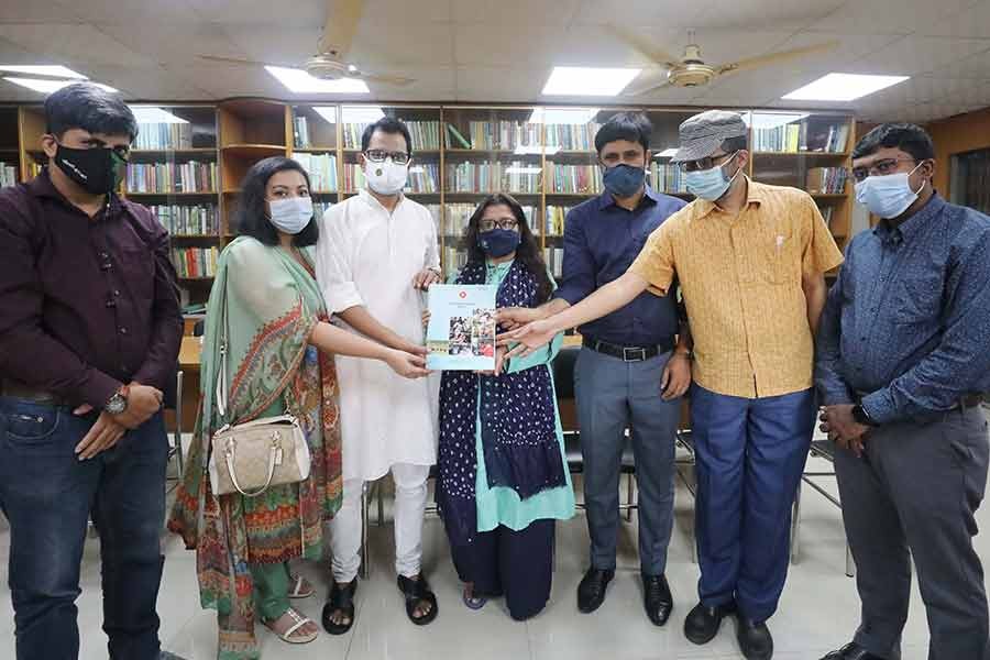 ইআরএফকে ৫২ বছরের বাজেট ডকুমেন্টস প্রদান করল সাংবাদিক জাহিদুজ্জামানের পরিবার