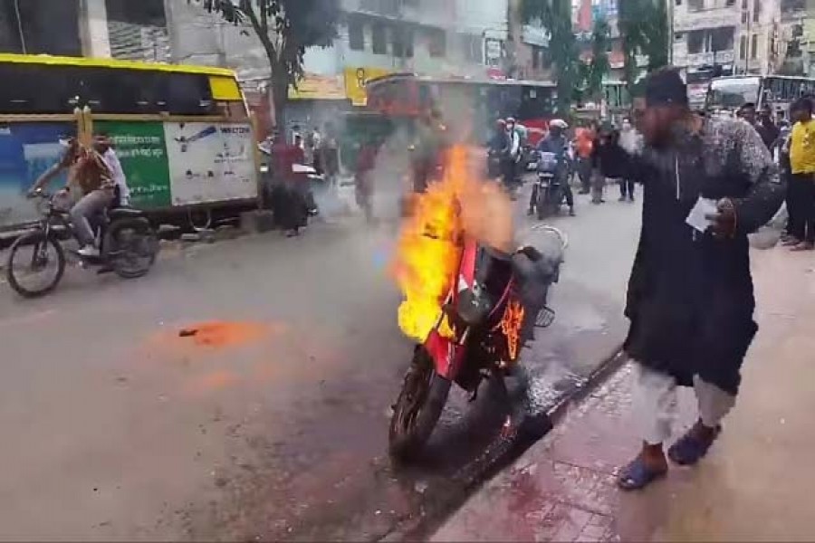 নিজের মোটরসাইকেলে আগুন দিয়ে ভাইরাল