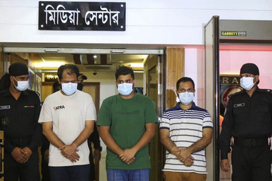 টাকা নিজেদের একাউন্টে সরাতেন ধামাকার কর্মকর্তারা: র‍্যাব