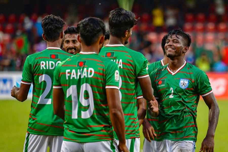 ভারতের বিপক্ষে রোমাঞ্চকর লড়াইয়ে সমতাসূচক গোলের পর ইয়াসিনকে ঘিরে বাংলাদেশ দলের উল্লাস। ছবি: বাফুফে