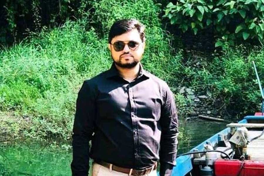 বাসের সঙ্গে ট্রাকের চাপায় কৃষি বিশ্ববিদ্যালয়ের সহকারী অধ্যাপকের হাত বিচ্ছিন্ন