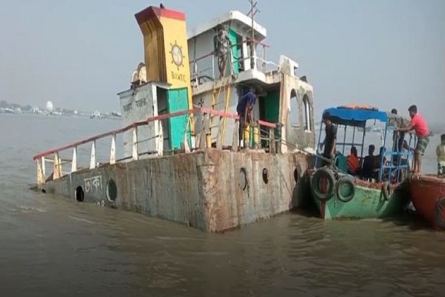 সুন্দরবনের কাছে ডুবন্ত জাহাজ থেকে ১০ জনকে উদ্ধার