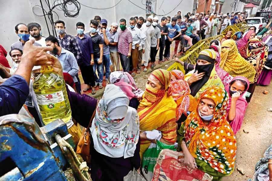 সরকার অবশ্য খুব সীমিত পরিসরে চাল, চিনি, ডাল, পেঁয়াজ ও আটা ভর্তুকীমূল্যে বা কমদামে বিক্রি করছে। সরকারেরর এই খোলা-বাজার বিক্রির কাজটি সার্বিক দ্রব্যমূল্য পরিস্থিতির ওপর কোনো প্রভাব ফেলেনি। -এফই ফাইল ছবি