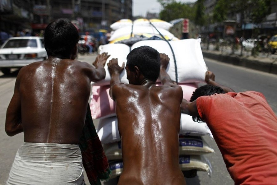 ভ্যাপসা গরমে হাঁসফাঁস