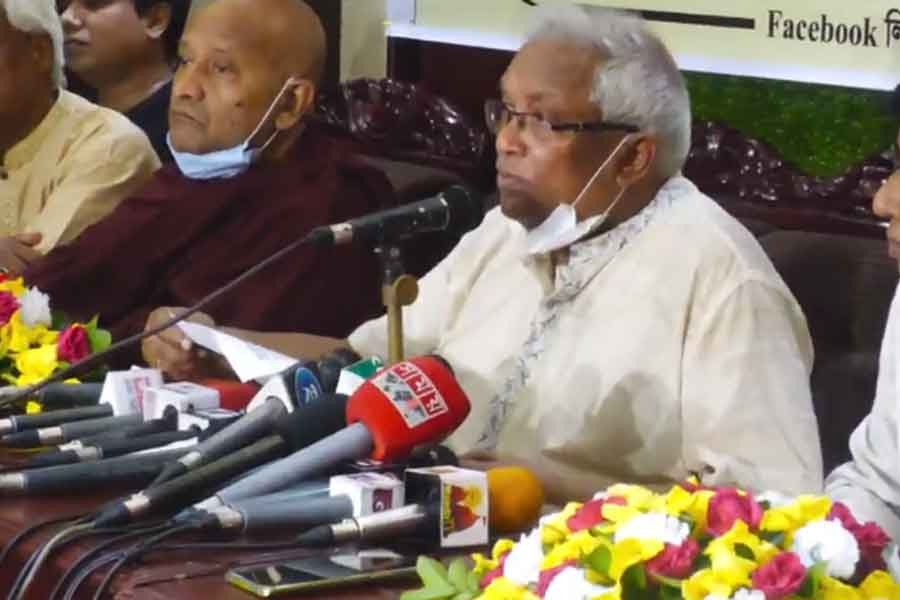 দুর্গাপূজা ঘিরে তিন দিনের হামলা ও সহিংসতার তথ্য সংবাদ সম্মেলনে তুলে ধরেন হিন্দু বৌদ্ধ খ্রিস্টান ঐক্য পরিষদের সাধারণ সম্পাদক রানা দাশগুপ্ত।