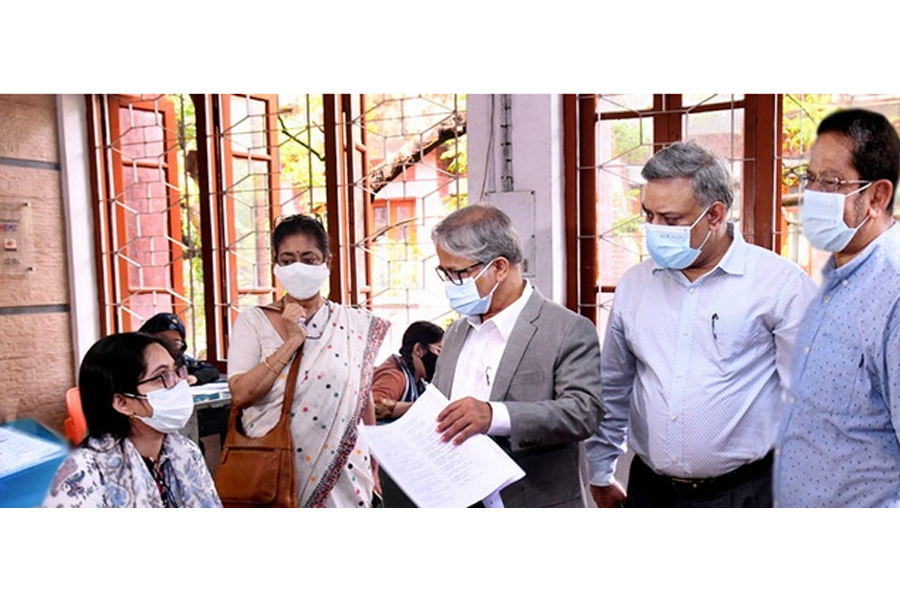 --চারুকলা অনুষদভুক্ত চ ইউনিটের সাধারণ জ্ঞান ভর্তি পরীক্ষার সময় একটি কেন্দ্র পরিদর্শনে ঢাকা বিশ্ববিদ্যালয়ের উপাচার্য অধ্যাপক মো. আখতারুজ্জামান/বিডিনিউজ টোয়েন্টিফোর ডটকম