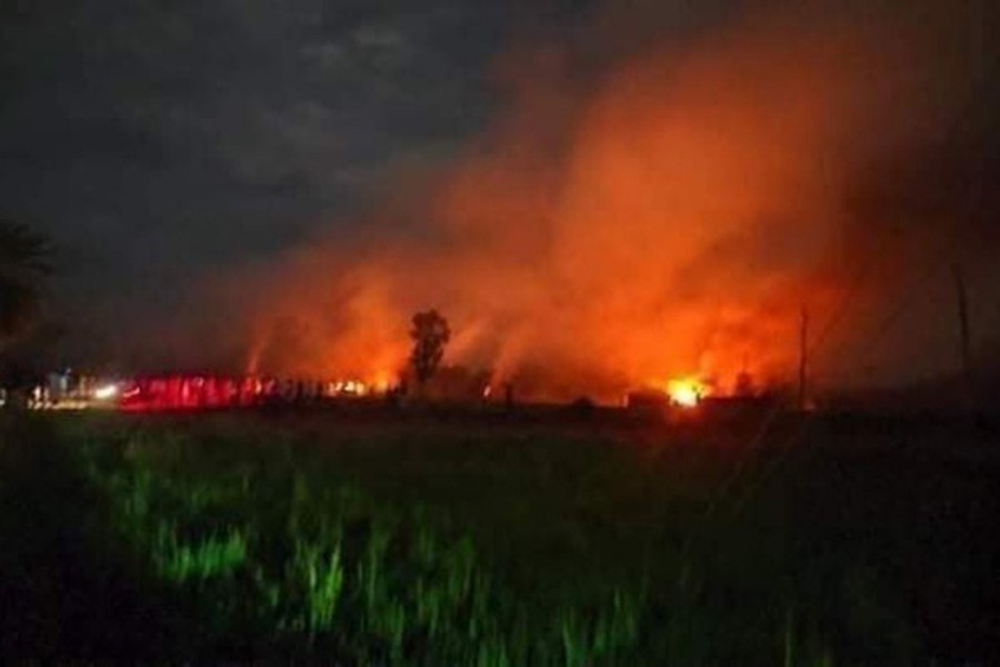 আগুনে পুড়ছে ঘর