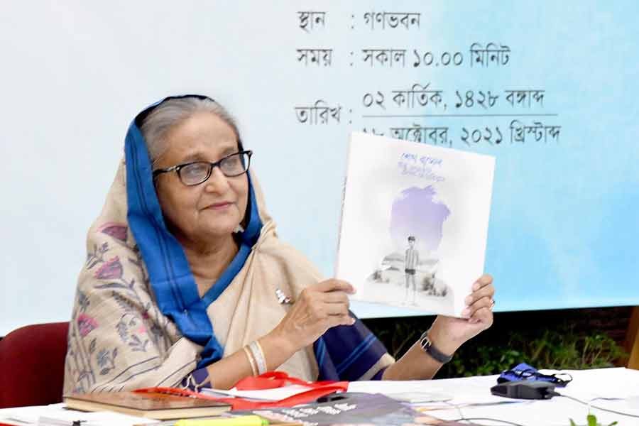 সোমবার শেখ রাসেল দিবস-২০২১ উপলক্ষ্যে সরকারের তথ্য ও যোগাযোগ প্রযুক্তি বিভাগের উদ্যোগে বঙ্গবন্ধু আন্তর্জাতিক সম্মেলন কেন্দ্রে আয়োজিত অনুষ্ঠানে গণভবন থেকে ভিডিও কনফারেন্সের মাধ্যমে শেখ রাসেল-দীপ্ত জয়োল্লাস অদম্য আত্মবিশ্বাস গ্রন্থের মোড়ক উন্মোচন করেন প্রধানমন্ত্রী শেখ হাসিনা। ছবি: পিআইডি।