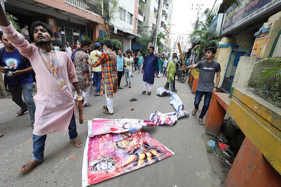 কুমিল্লার ঘটনার জের ধরে চট্টগ্রাম জেএমসেন হলের পূজা মণ্ডপে শুক্রবার দুর্বৃত্তরা হামলা চালায়। এসময় তারা ঢিল ছোড়ে এবং পূজার ব্যানার ছিঁড়ে ফেলে বলে প্রত্যক্ষদর্শীরা জানায় — ফোকাস বাংলা