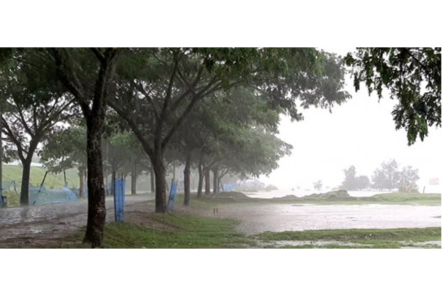 বৈরী আবহাওয়া, মোংলা বন্দরে  জাহাজে পণ্য ওঠানামা বন্ধ