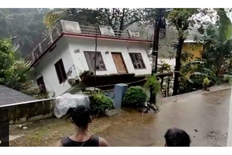 কেরালায় মুহূর্তেই নদীর বুকে বাড়ি ভেসে যাওয়ার ভিডিও ভাইরাল