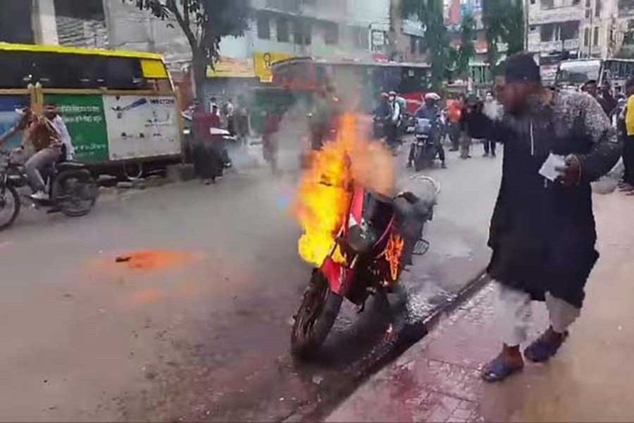 গত সেপ্টেম্বরে রাজধানীর বাড্ডার লিংক রোডে পুলিশ মামলা দেওয়ার পর নিজের মটরসাইকেলে আগুন দিয়ে তা ফেইসবুক লাইভ করে আলোচনায় আসেন শওকত আলম সোহেল