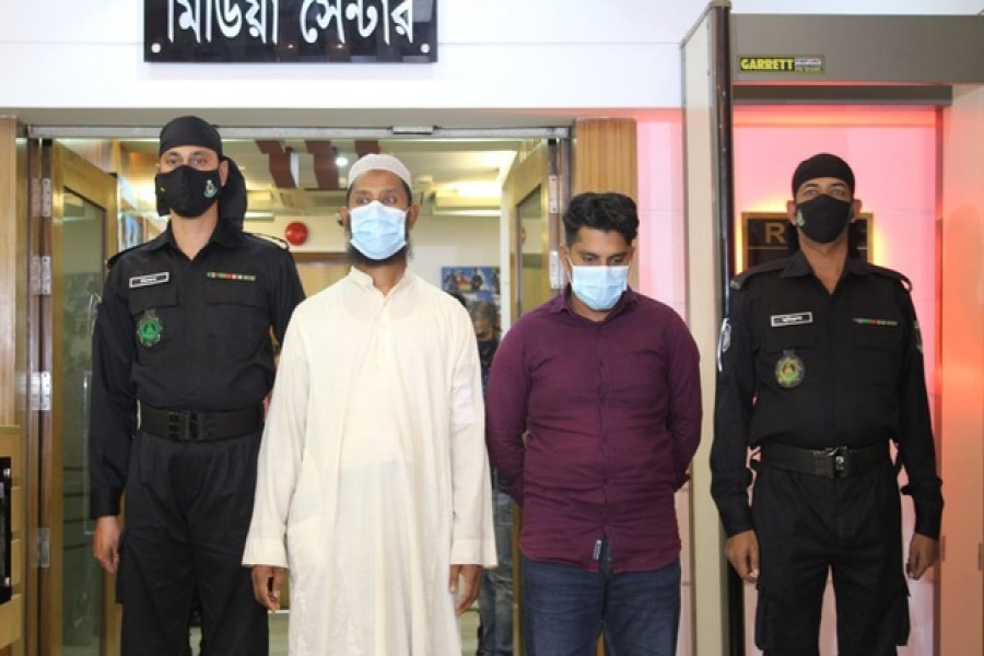 গ্রেপ্তার সৈকত মণ্ডল (মাঝের দুজনের মধ্যে ডানে) ও রবিউল ইসলাম (বাঁয়ে)