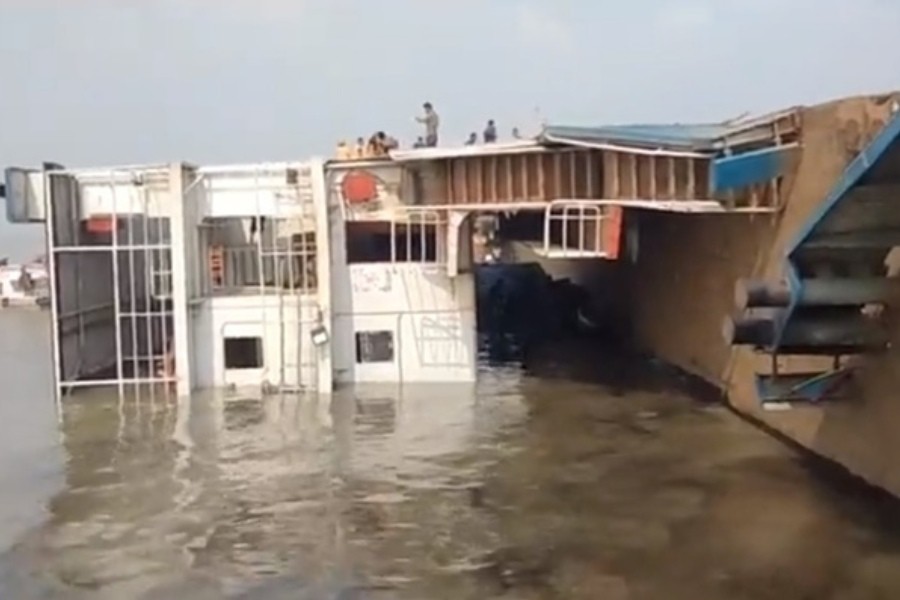 যানবাহন নিয়ে পাটুরিয়া ঘাটে উল্টে গেছে ফেরি