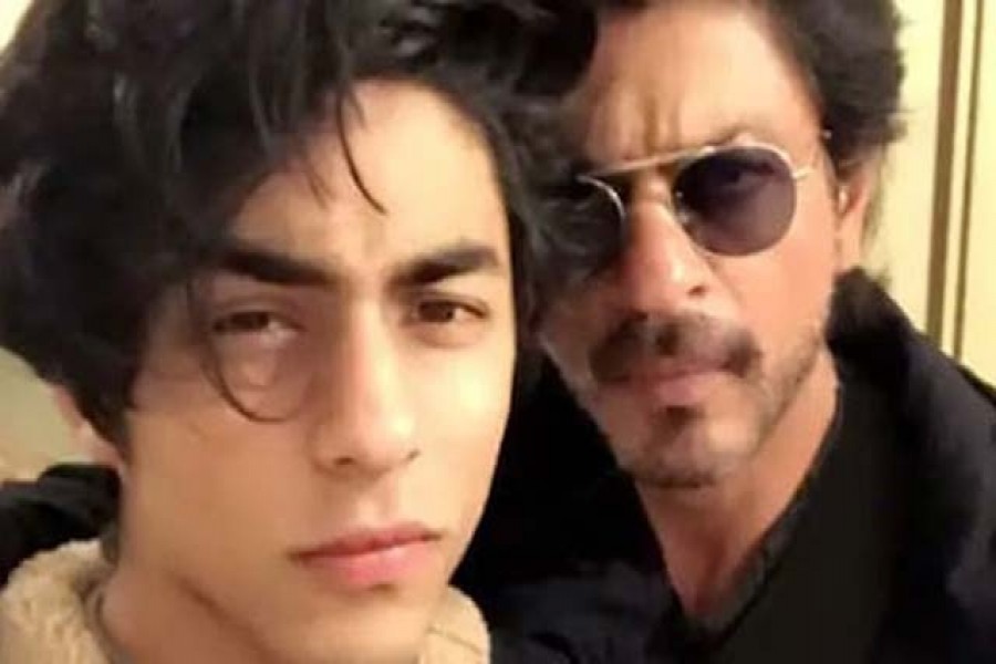 -- ছেলে আরিয়ানের সঙ্গে শাহরুখ খান। ফাইল ছবি