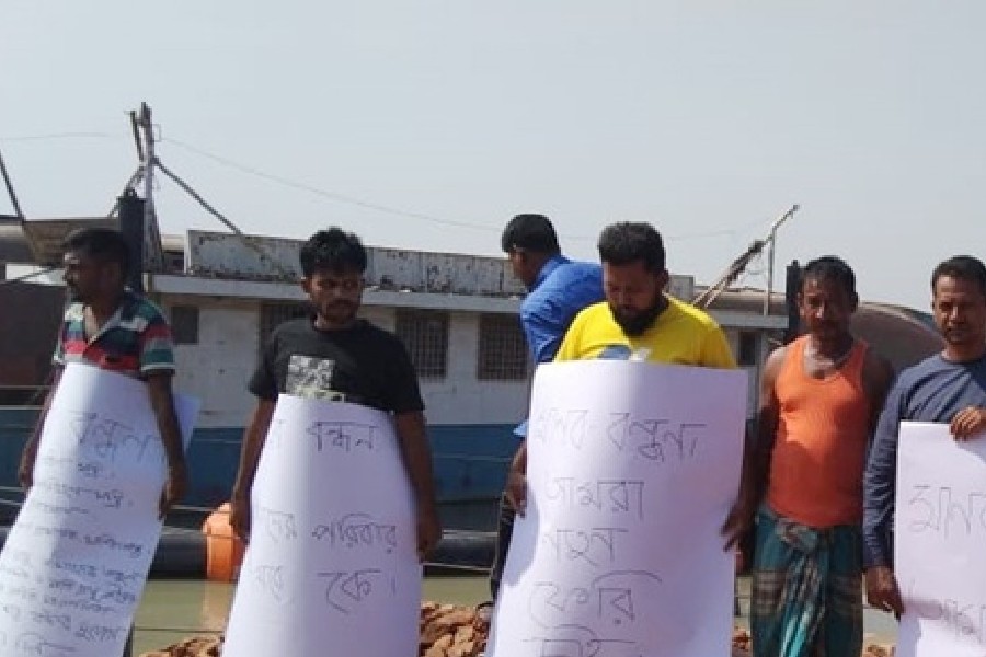 ফেরি দুর্ঘটনা: ক্ষতিপূরণের দাবিতে পাটুরিয়ায় মানববন্ধন