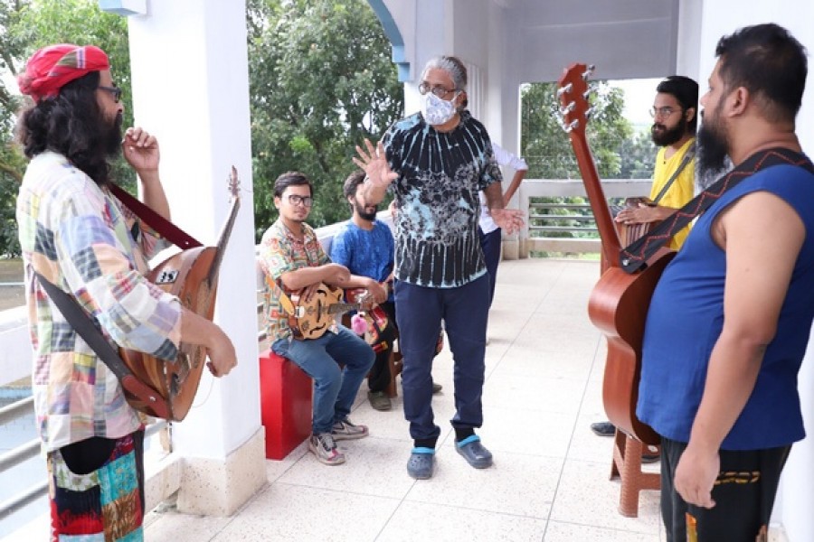 ‘স্কুলের ঘণ্টা বাজেরে' গানে জলের গান