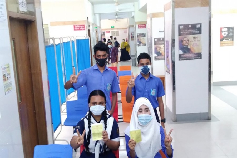 গত ১৪ অক্টোবর মানিকগঞ্জের চারটি স্কুলে নবম ও দশম শ্রেণির ১২০ শিক্ষার্থীকে ফাইজার-বায়োএনটেকের টিকা দিয়ে পরীক্ষামূলক প্রয়োগ শুরু হয়। ছবি: বিডিনিউজ টোয়েন্টিফোর ডটকম