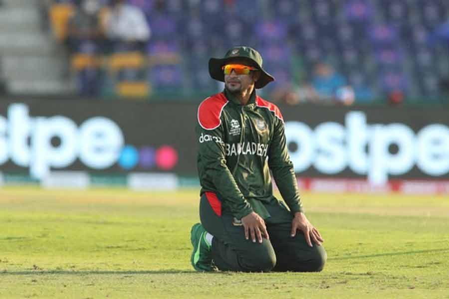 বিশ্বকাপ থেকে ছিটকে গেলেন সাকিব আল হাসান
