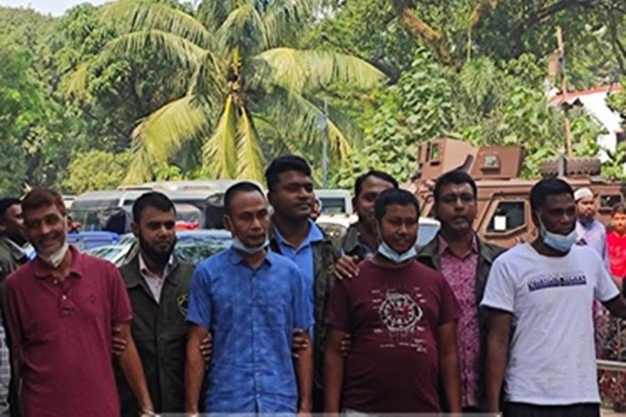 চট্টগ্রামে বৈধ দোকানি অবৈধ অস্ত্র ‘যোগান দেন সন্ত্রাসীদের’