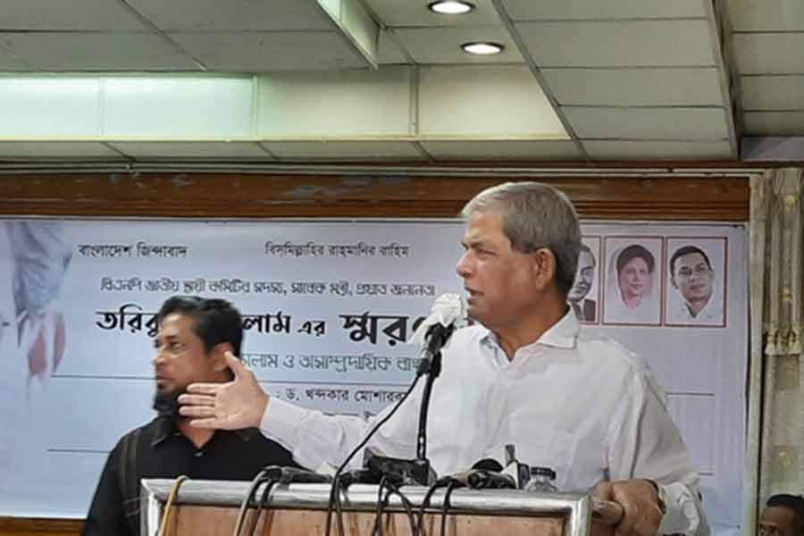 বিএনপির কর্মীদের হট্টগোলে ক্ষুব্ধ হয়ে ডায়াস থেকে চলে গেলেন মির্জা ফখরুল