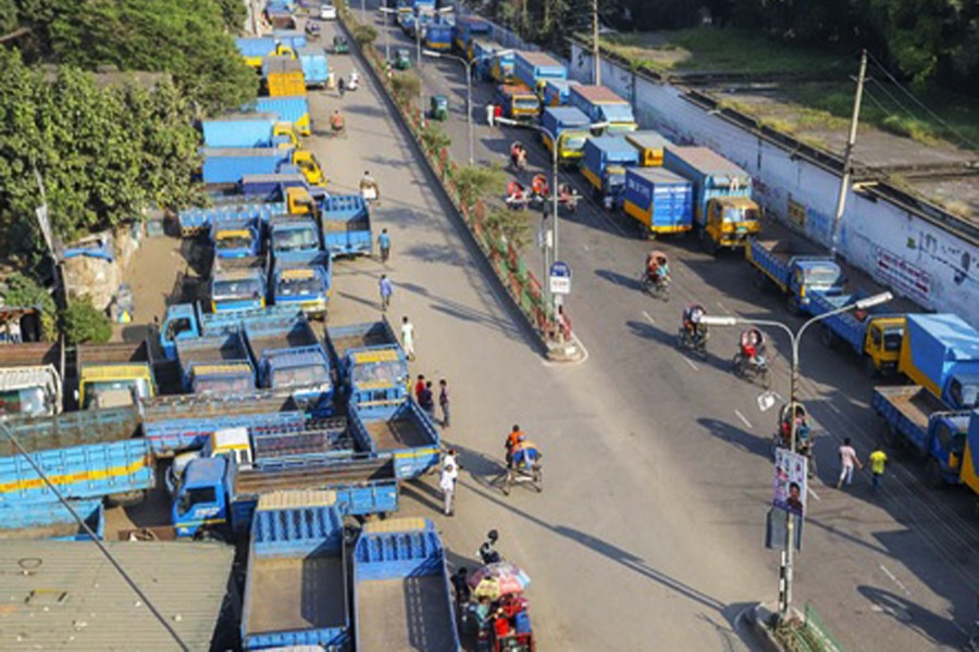 ট্রাকসহ পণ্যবাহী বাহনের ধর্মঘট চলবে
