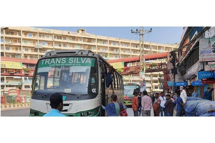 বাস ভাড়া যা বেড়েছে নেওয়া হচ্চ্ছে তারও বেশি, চলছে তর্ক-হাতাহাতি