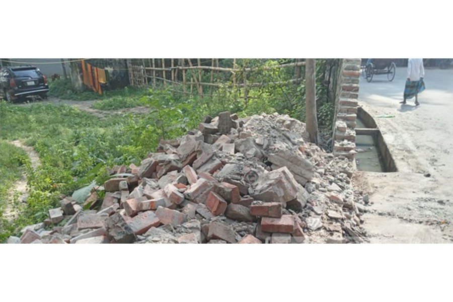 স্কুলে যাওয়ার পথে দেয়াল ধসে প্রাণ গেল শিশুর