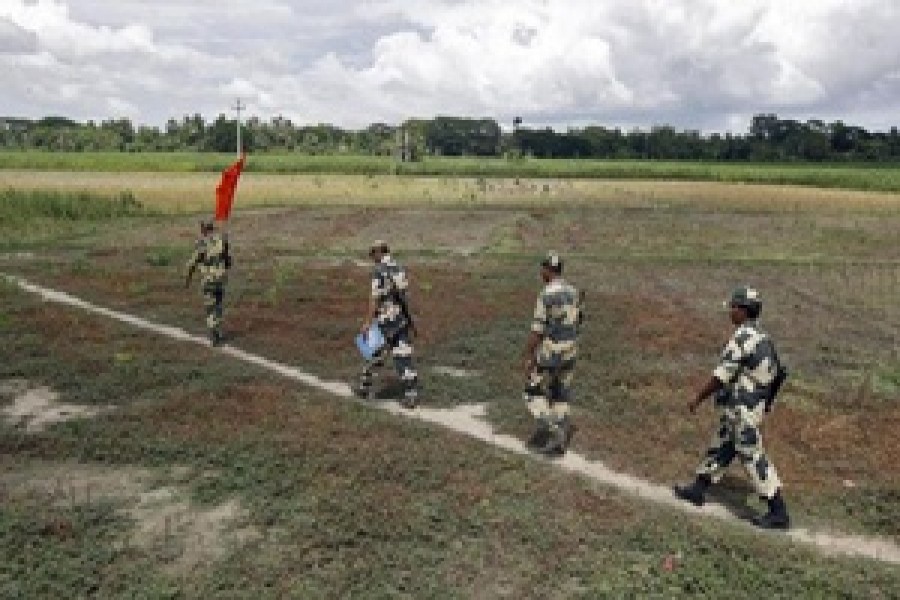 সীমান্তে টহলে বিএসএফ সদস্যরা। ফাইল ছবি