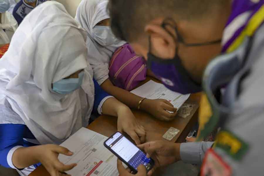 কোভিড প্রতিরোধে এখন স্কুলশিক্ষার্থীরাও পাচ্ছে টিকা। ফাইল ছবি: বিডিনিউজ টোয়েন্টিফোর ডটকম