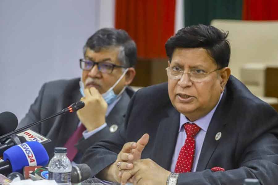 প্রধানমন্ত্রী শেখ হাসিনার যুক্তরাজ্য ও ফ্রান্স সফর শেষে রোববার ঢাকার পররাষ্ট্র মন্ত্রণালয়ে সংবাদ সম্মেলনে পররাষ্ট্রমন্ত্রী এ কে আব্দুল মোমেন। ছবি: বিডিনিউজ টোয়েন্টিফোর ডটকম