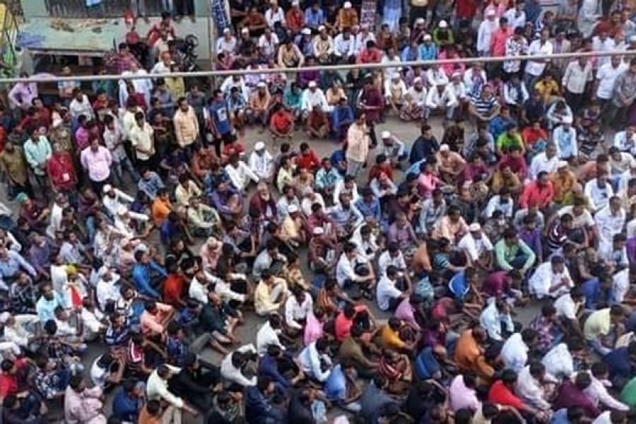 বরগুনার বালিয়াতলী ইউনিয়নে স্বতন্ত্র চেয়ারম্যান প্রার্থী ও নৌকার প্রার্থীর ভোট সমান হয়েছিল। তখন আওয়ামী লীগ প্রার্থীকে বিজয়ী ঘোষণা করার দাবিতে অনশনে বসেছিল তার সমর্থকরা। ফাইল ছবি