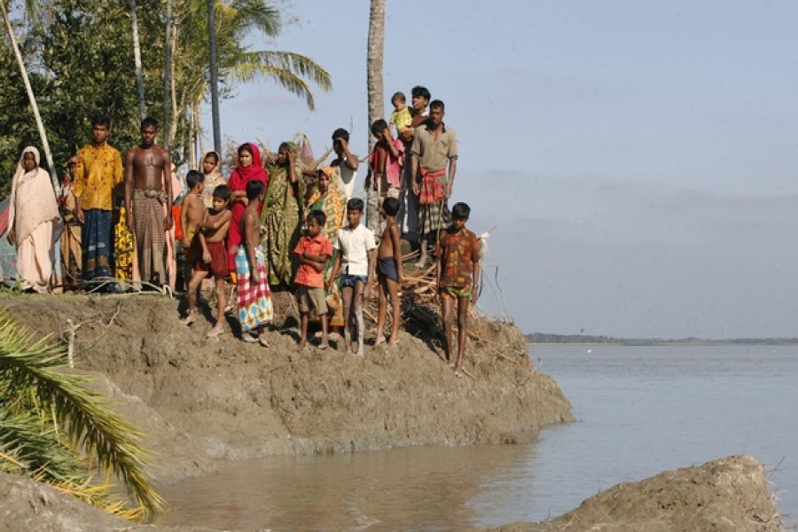 সিডরের ১৪ বছর: টাকার অভাবে আটকে বাঁধ মেরামত