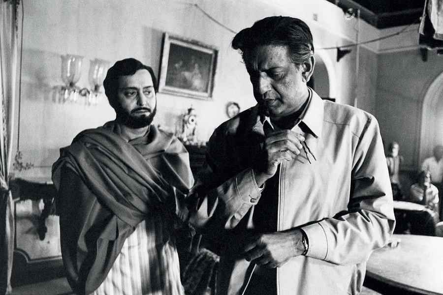 ঘরে-বাইরে ছবির শ্যুটিং সেটে সৌমিত্র-সত্যজিৎ। ছবি- Alamy