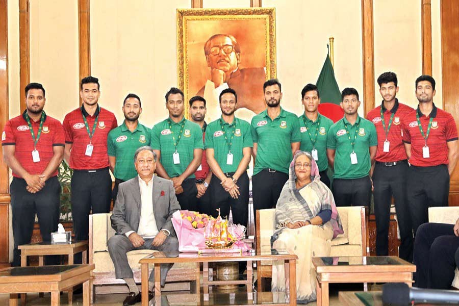 প্রধানমন্ত্রী শেখ হাসিনার সাথে বাংলাদেশ ক্রিকেট বোর্ডের সভাপতি নাজমুল হাসানসহ ক্রিকেট দলের কয়েকজন সদস্য।ছবিটি ২০১৯ সালে তোলা। ফোকাস বাংলা।
