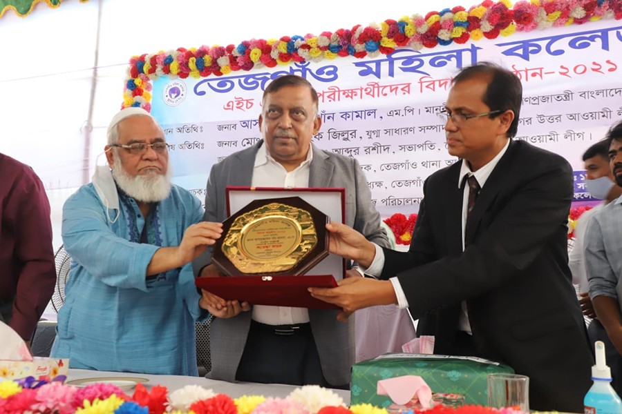 স্বরাষ্ট্র মন্ত্রী জনাব আসাদুজ্জামান খাঁন কামাল তেজগাঁও মহিলা কলেজের অধ্যক্ষ মোহাম্মদ নজরুল ইসলাম ও পরিচালনা পরিষদের সভাপতি জনাব আবু আহমেদ এর নিকট থেকে ক্রেস্ট গ্রহণ করছেন