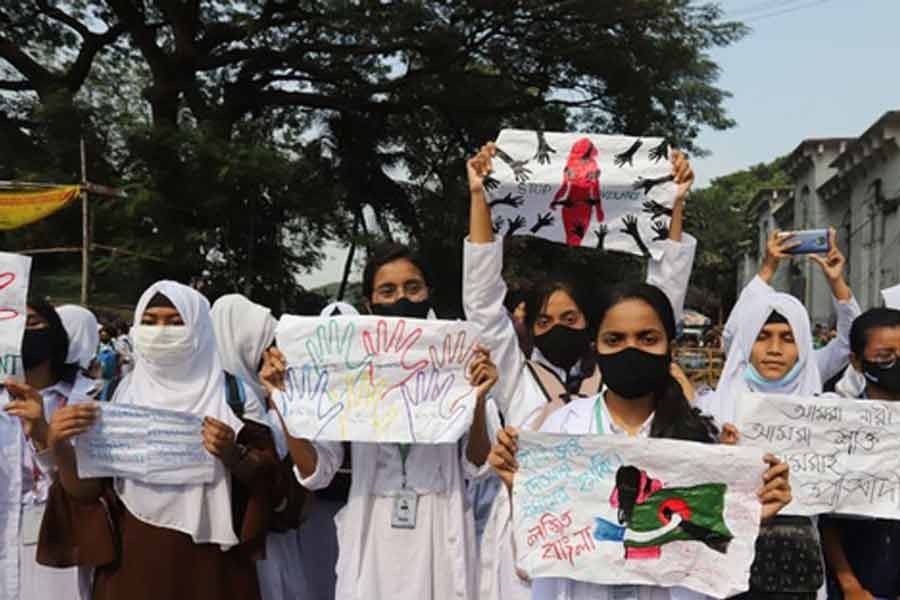 ‘হাফ ভাড়া দিতে চাওয়ায় ধর্ষণের হুমকি’, বকশীবাজারে অবরোধ