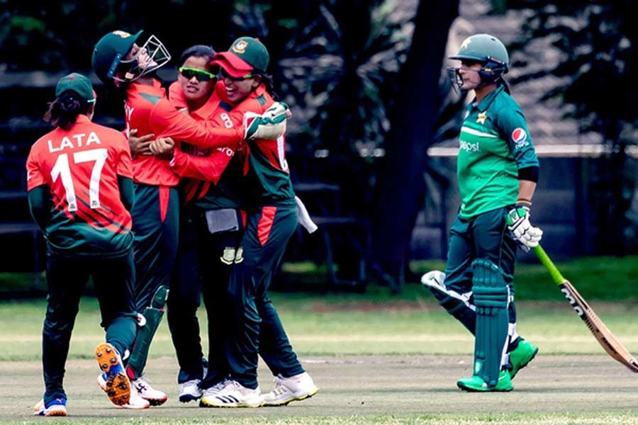 উইকেট নেওয়ার পর বাংলাদেশের খেলোয়াড়দের উল্লাস।
