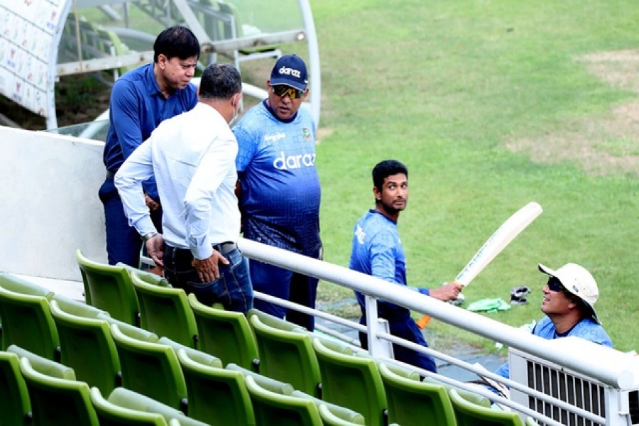 টিম ম্যানেজমেন্টকে ‘ম্যানেজ’ করবে কে