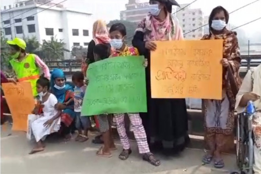 গণপরিবহনে প্রতিবন্ধীদের জন্য ‘অর্ধেক ভাড়া’ নিশ্চিত করতে মানববন্ধন